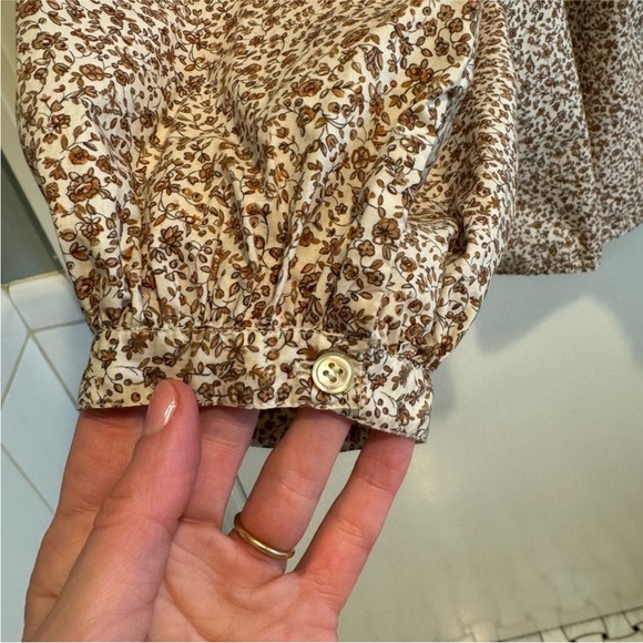 Doen Floral Blouse in Warm Beige - Picture 7 of 10